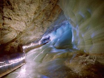 Ледяные пещеры Айсризенвельт