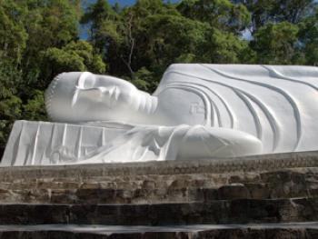 Лежащая статуя Будды